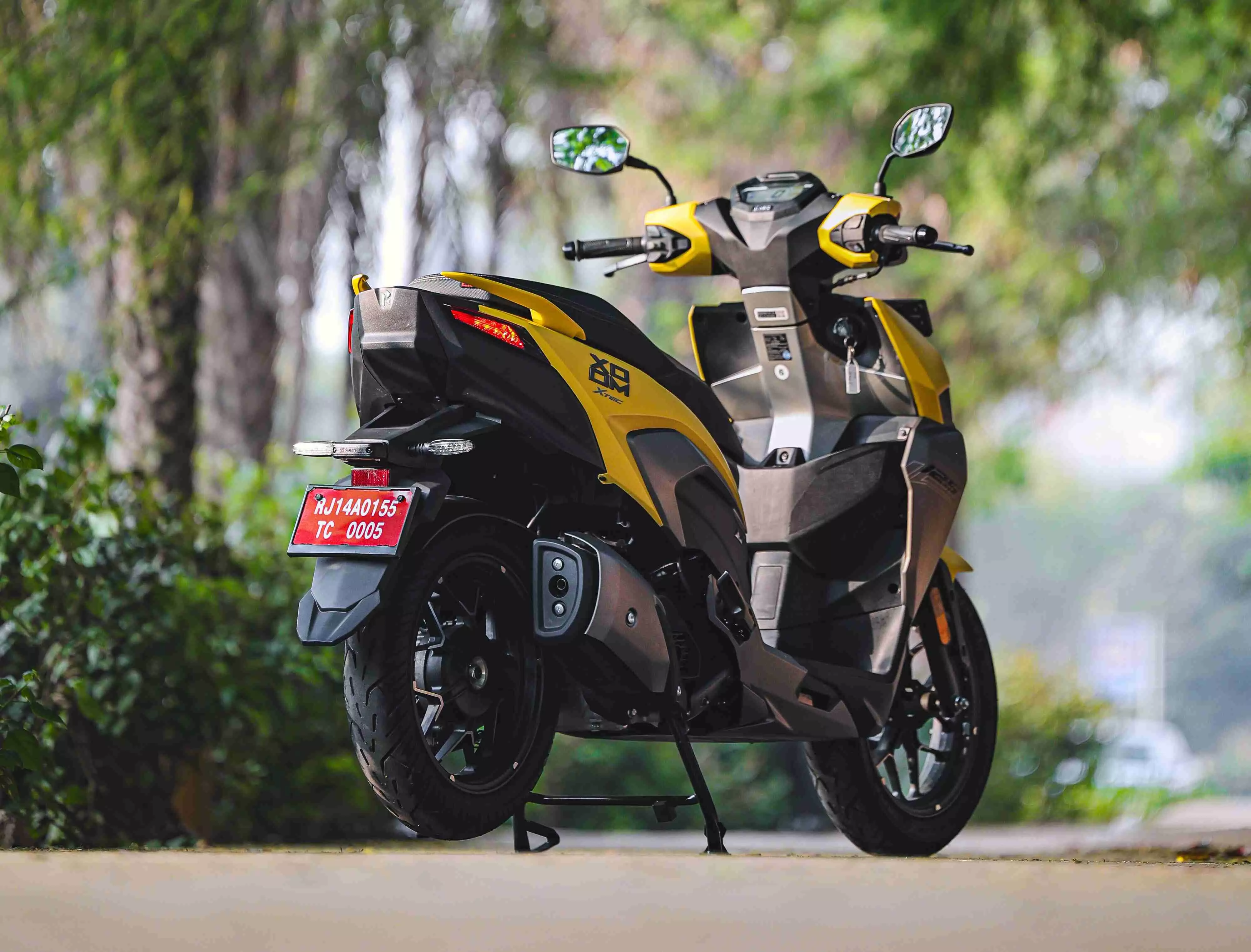 The Xoom 125 gets a 120/70 rear tyre.