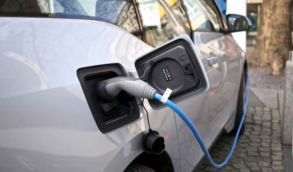 Switch to electric vehicles & get incentives up to Rs. 2.5 lakh, says Government